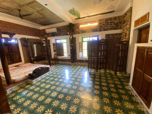 SuchindramにあるMuthunandhini Palaceのベッドと床のある広い部屋
