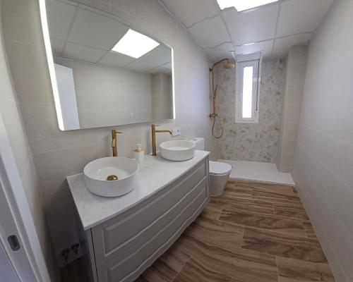 サン・ホセにあるAires del Cabo San Joséの洗面台が2つと鏡があるバスルーム