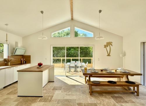 une cuisine avec une table et une salle à manger dans l'établissement Charmant ensemble de 2 villas, à Léon