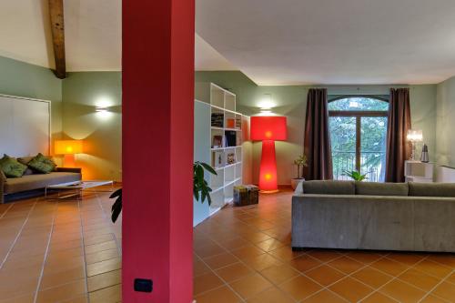 a living room with a couch and a red pole at Giarvino Boutique Guest House in Acqui Terme