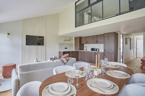 un salon avec un canapé et une table dans l'établissement Amazing Apartment Le Marais Center of Paris by Studio Prestige, à Paris