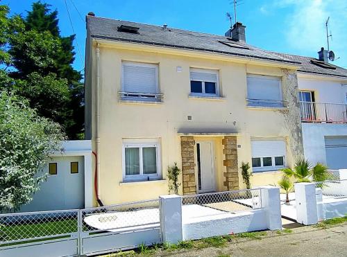 Photo de la galerie de l'établissement Suite Le STUDIO MANGUE - Cosy & Vue sur le jardin - plages à proximité, à Saint-Nazaire