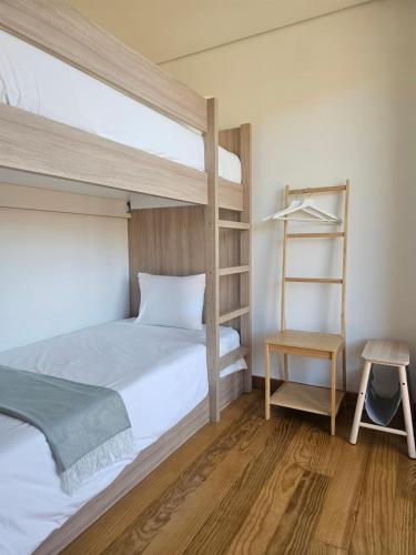 Un dormitorio con una litera y un escritorio. en Quinta da Valdigueira, en Armamar