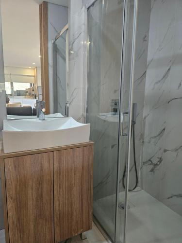 un baño con lavabo y ducha en Quinta da Valdigueira, en Armamar
