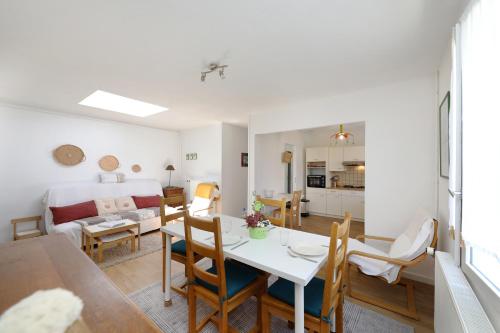 une salle à manger et un salon avec une table et des chaises dans l'établissement Maison les Lilas, à Gérardmer