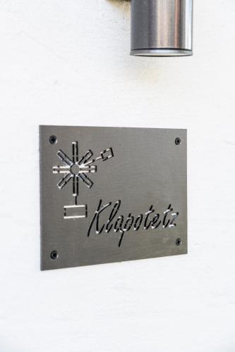 a sign on a wall with the word whatever on it at steiRerBLiCke - Winzerhäuser an der südsteirischen Weinstraße in Glanz an der Weinstraße 