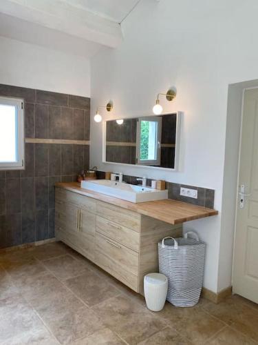 une salle de bain avec un lavabo et un miroir dans l'établissement Villa piscine - Gorges du Verdon, Lac de Sainte-Croix, à Régusse