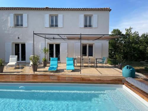 une villa avec piscine devant une maison dans l'établissement Villa piscine - Gorges du Verdon, Lac de Sainte-Croix, à Régusse