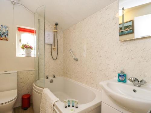 Ένα μπάνιο στο Garden Cottage