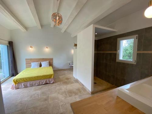 une chambre avec un lit et une baignoire dans une pièce dans l'établissement Villa piscine - Gorges du Verdon, Lac de Sainte-Croix, à Régusse