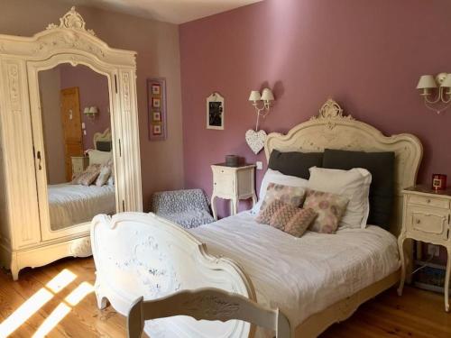 une chambre avec un lit blanc et un miroir dans l'établissement Maison provençale de charme, à Pernes-les-Fontaines