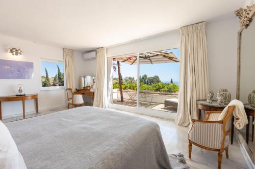 Postel nebo postele na pokoji v ubytování CasaBlu - An Andalusian Boutique Hotel
