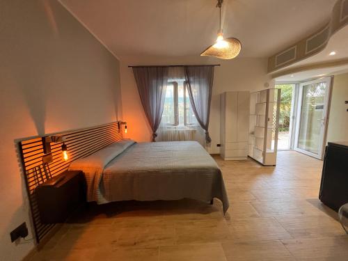 a bedroom with a large bed and a window at Nel giardino segreto in San Giorgio a Liri