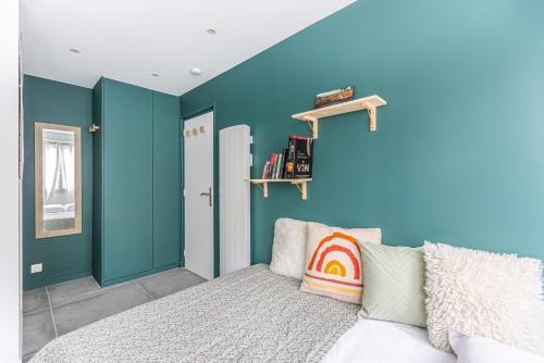- une chambre avec des murs bleus et un lit dans l'établissement GuestReady - Mini studio tout équipé aux Chartrons, à Bordeaux