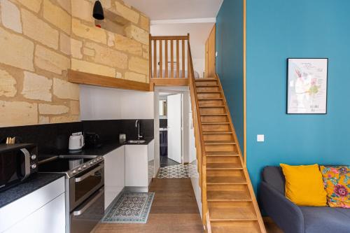 - une petite cuisine avec un escalier en colimaçon dans un petit appartement dans l'établissement GuestReady - 4 guests apartment Grand Théâtre, à Bordeaux