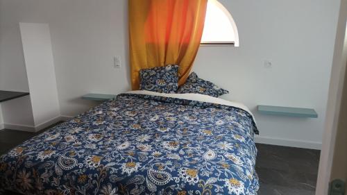 - un lit dans une petite pièce avec rideau dans l'établissement Appartement 8 pers neuf 80m2, à Solesmes