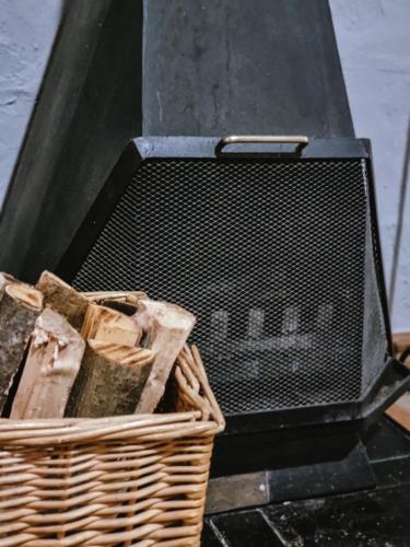 a wicker basket sitting next to a grill at Winterton Country Lodge @ Rose Cottage in Winterton