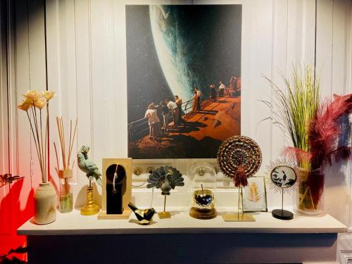 une étagère avec des vases et d'autres articles sur elle dans l'établissement GuestReady - L'intime -Balneo Hyper Centre, à Lyon