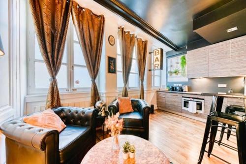 un salon avec un canapé et une table dans l'établissement GuestReady - L'intime -Balneo Hyper Centre, à Lyon