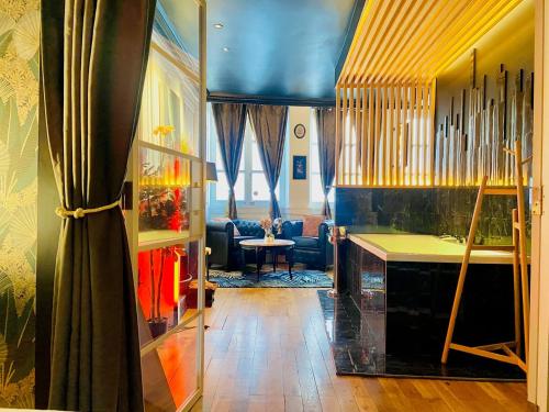 un salon avec un plafond bleu et une table dans l'établissement GuestReady - L'intime -Balneo Hyper Centre, à Lyon