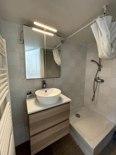 une salle de bain blanche avec un lavabo et une douche dans l'établissement Studio proche Cassis climatisé, à Carnoux-en-Provence