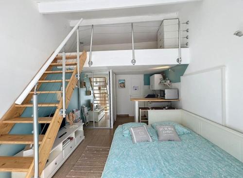 une chambre avec un lit et un escalier dans l'établissement Studio proche Cassis climatisé, à Carnoux-en-Provence