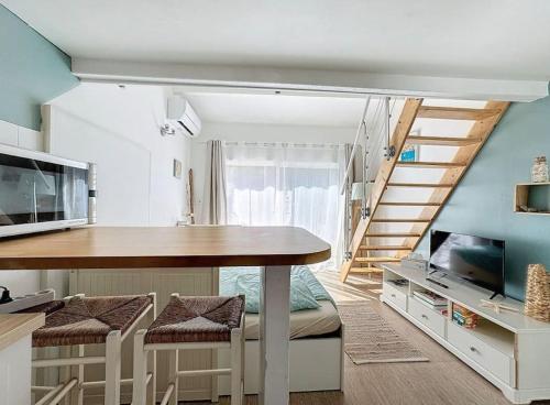 une chambre avec une table à manger et un escalier dans l'établissement Studio proche Cassis climatisé, à Carnoux-en-Provence