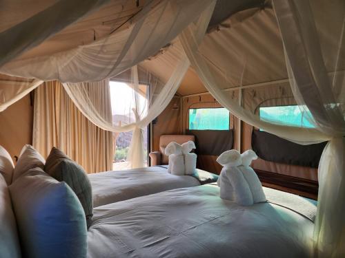 Tempat tidur dalam kamar di Ondjamba Hills