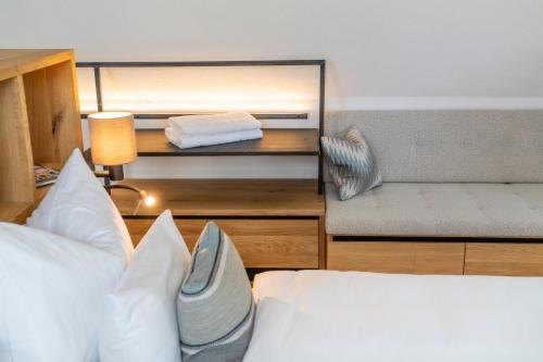 a hotel room with a bed and a couch at steiRerBLiCke - Winzerhäuser an der südsteirischen Weinstraße in Glanz an der Weinstraße 