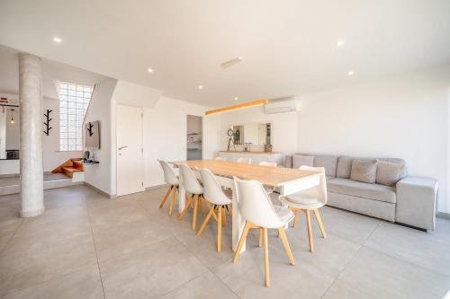 a kitchen and dining room with a table and chairs at GuestReady - Amor & Mar in Caparica
