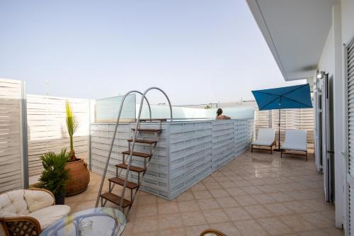 City Apartment with heated rooftop Pool