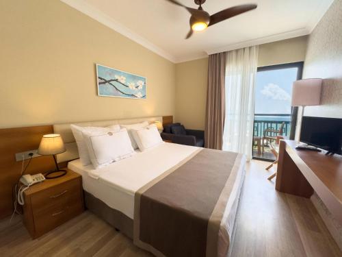 Postel nebo postele na pokoji v ubytování Uras Beach Hotel