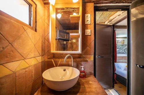 une salle de bain avec un lavabo blanc et un miroir dans l'établissement Plage de Furnellu location pieds dans l'eau, à Monacia-dʼAullène