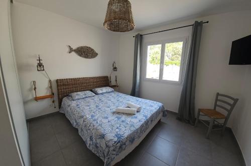 une chambre avec un lit et une fenêtre dans l'établissement Maison d Anto, à Sussargues