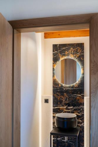 a mirror on a wall next to a bathroom at steiRerBLiCke - Winzerhäuser an der südsteirischen Weinstraße in Glanz an der Weinstraße 