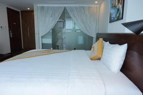 Кровать или кровати в номере Khách sạn Solis Hotel