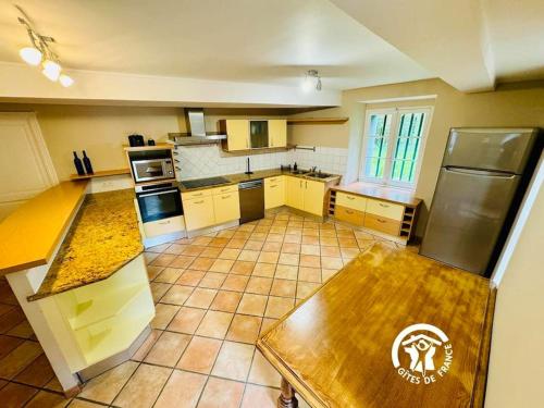 une vue aérienne d'une cuisine avec des armoires jaunes dans l'établissement Gîte Carcassonne, à Carcassonne