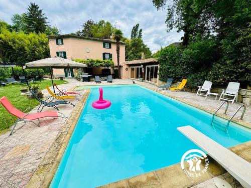 une piscine devant une maison dans l'établissement Gîte Carcassonne, à Carcassonne