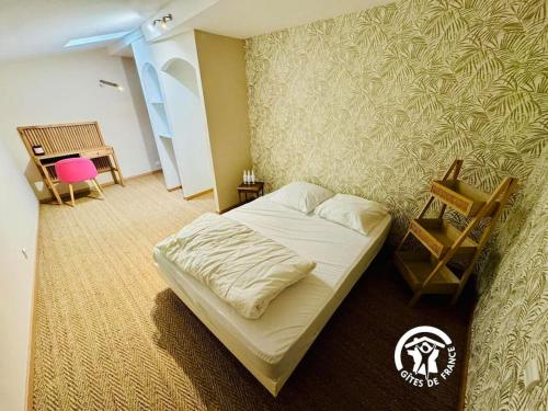 une chambre avec un lit, une table et une chaise dans l'établissement Gîte Carcassonne, à Carcassonne