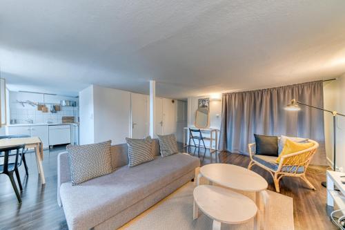 un salon avec un canapé et une table dans l'établissement GuestReady - Superb Apt in the Heart of Lyon, à Lyon