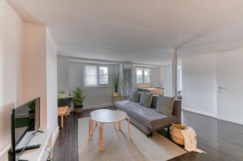 un salon avec un canapé et une table dans l'établissement GuestReady - Superb Apt in the Heart of Lyon, à Lyon