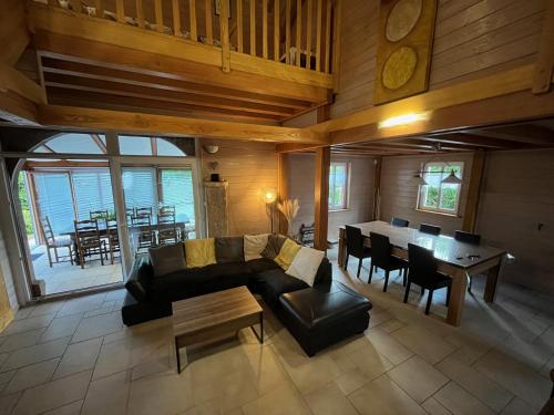 un salon avec un canapé et une table dans l'établissement Fermette Valolive, à Corcieux