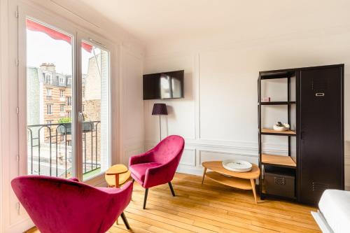 - un salon avec des chaises roses et une fenêtre dans l'établissement GuestReady - Fantastic studio near Sacré-Cœur, à Paris