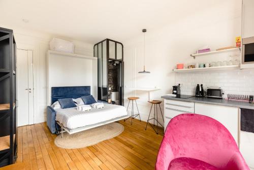 une chambre avec un lit et une cuisine avec une table dans l'établissement GuestReady - Fantastic studio near Sacré-Cœur, à Paris