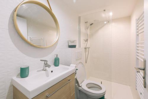 une salle de bain avec un lavabo et un miroir et des toilettes dans l'établissement Disponible - Paris - All Equipped Souplex - From 1 to 6 Guests - Entry from 3pm - Departure up to 11am, à Paris