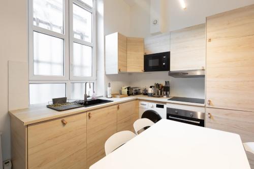 Paris - All Equipped Souplex - RDC - Mezzanine Bedrooms 1m20-1m50 height - From 1 to 6 Guests - Departure up to 11am - Entrance from 4 pm - M9 - 5 - 3 - 2 - 8