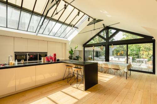 Photo de la galerie de l'établissement Maison ensoleillée avec jardin dans le 16 arron., à Paris