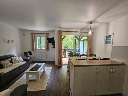 un salon avec un canapé et une table dans l'établissement Résidence du Golf, Deauville, à Deauville