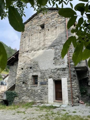 an old stone building with a door on it at La Torre Colombaia - monumento del 1400 in Arnad