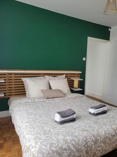 une chambre avec un grand lit avec un mur végétal dans l'établissement Appartement en résidence - centre ville de Limoges, à Limoges